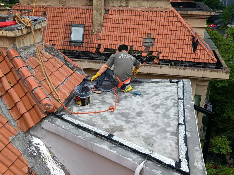 老房子屋顶刷防水作业