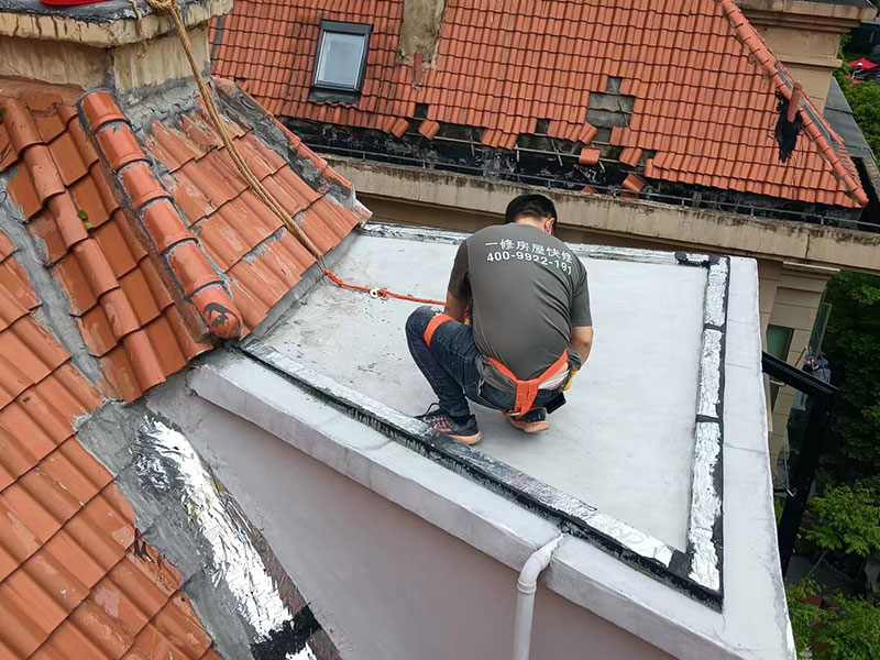 老房子屋顶刷防水作业