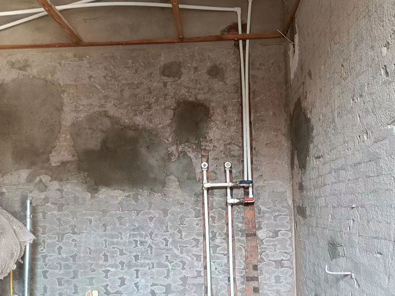老房卫生间清理贴砖