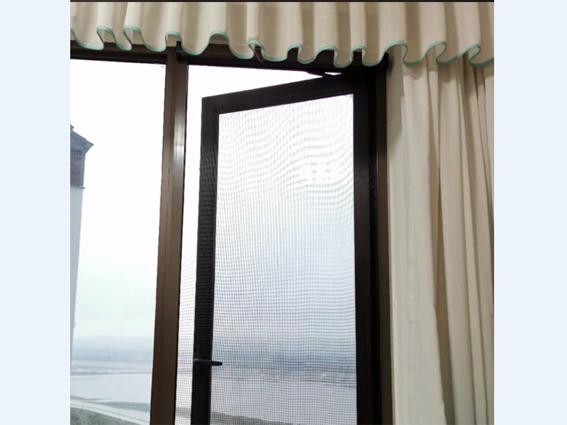 隐形纱窗凭借自身优势强压传统纱窗，却不敌传统纱窗性价比高的绝招