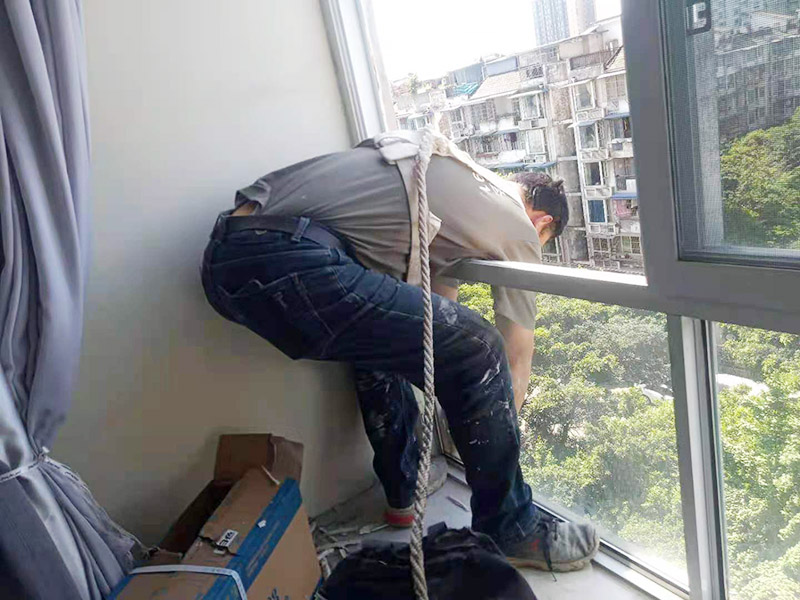 重庆窗户维修工人通常如何解决门窗变形、漏风的问题