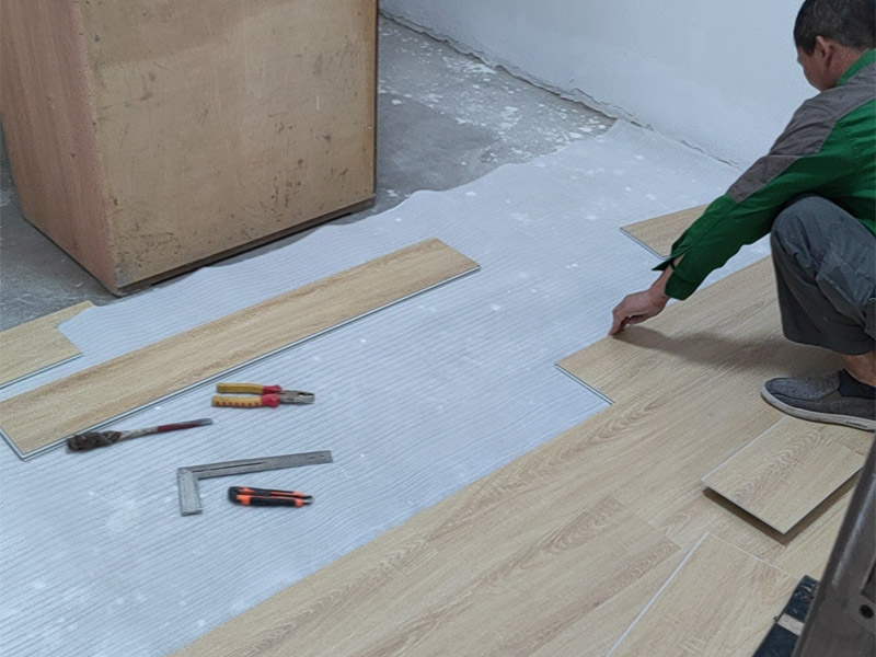 装修贴瓷砖和铺木地板