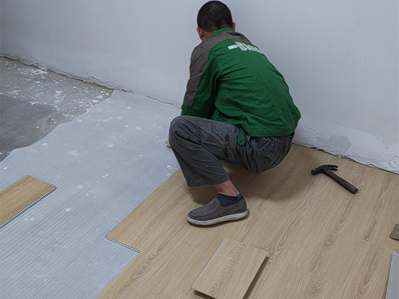 装修贴瓷砖和铺木地板