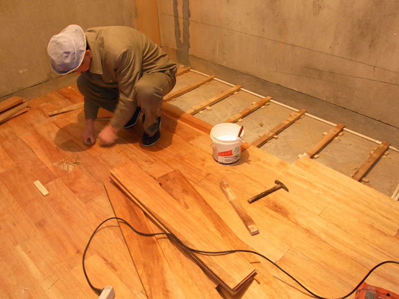木地板翘起来了怎么修复，怎么做才能防止木地板翘起来呢