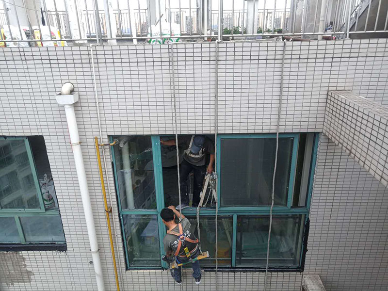 郑州修窗户上门服务，窗户本身质量问题造成漏水如何处理比较好