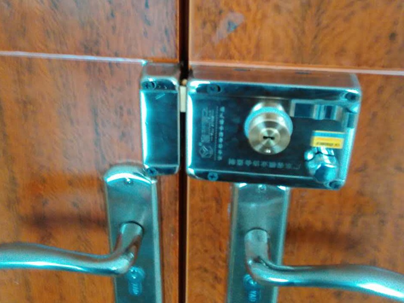 维修防盗门,防盗门吱吱响，怎么修